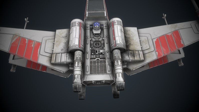 Puede incluir: Una nave espacial blanca y roja con dos grandes motores en la parte trasera. La nave espacial tiene un aspecto desgastado con suciedad y ara&ntilde;azos visibles.