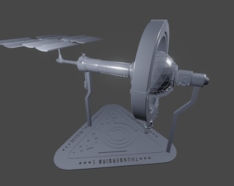 Könnte beinhalten: Ein graues 3D-gedrucktes Modell einer Raumstation mit Solarpaneelen und einem rotierenden Abschnitt. Das Modell steht auf einem dreieckigen Sockel mit einem Design.
