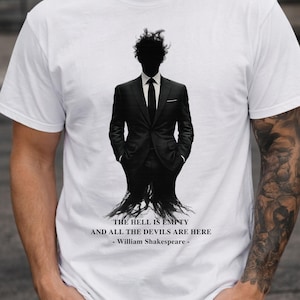 Puede incluir: Camiseta blanca con un gráfico en blanco y negro de una figura con traje y cabeza sombreada. El texto dice: "THE HELL IS EMPTY AND ALL THE DEVILS ARE HERE - William Shakespeare -."