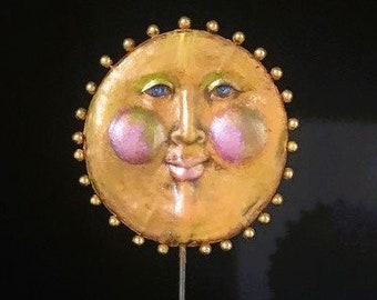 sun face on pedestal