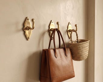 Ganchos de pared minimalistas de latón macizo, decoración para el hogar de estilo vintage, pátina sin lacar.