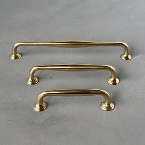 Olackerat mässingshandtag AMBLE Retro för skåp och lådor.