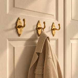 Väggkrok i massiv mässing, minimalistisk klädkrok, olackerade mässingsdetaljer, handdukshållare i badrum, modern-minimalistisk