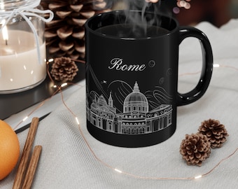 Pode incluir: Caneca de café de cerâmica preta com um contorno branco do horizonte de Roma e a palavra "Roma" impressa na caneca.