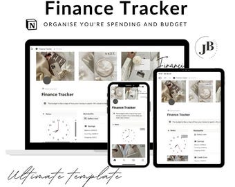 Pode incluir: Um modelo de rastreador financeiro digital exibido em um laptop, smartphone e tablet. As telas mostram uma interface de planejador minimalista com o texto "Finance Tracker" e "Organise You're Spending and Budget". O texto "Ultimate template" também é visível.