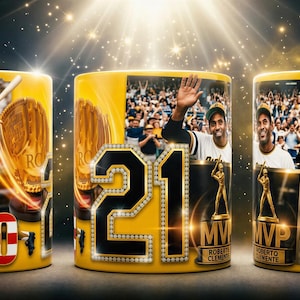 Puede incluir: Una taza de cerámica amarilla con imágenes del jugador de béisbol Roberto Clemente, el número 21, el texto 3.000 y gráficos de MVP. El diseño incluye un asa negra y un collage de Clemente con su uniforme de los Pirates, un guante y una multitud.
