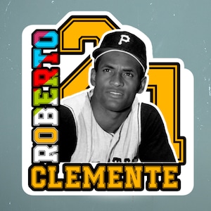 Może przedstawiać: Czarno-białe zdjęcie Roberto Clemente'go w stroju baseballowym z numerem 21 z przodu. Numer jest żółty z czarnym obramowaniem. Tekst "ROBERTO" znajduje się po lewej stronie obrazu w kolorowych literach, a tekst "CLEMENTE" znajduje się pod numerem w żółtych literach z czarnym obramowaniem.