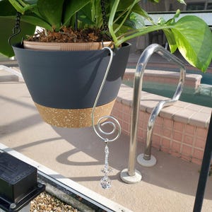 Hanging pot wand and suncatcher, in silver, gold or copper and a choice or several attachments colors. Garden decoration.