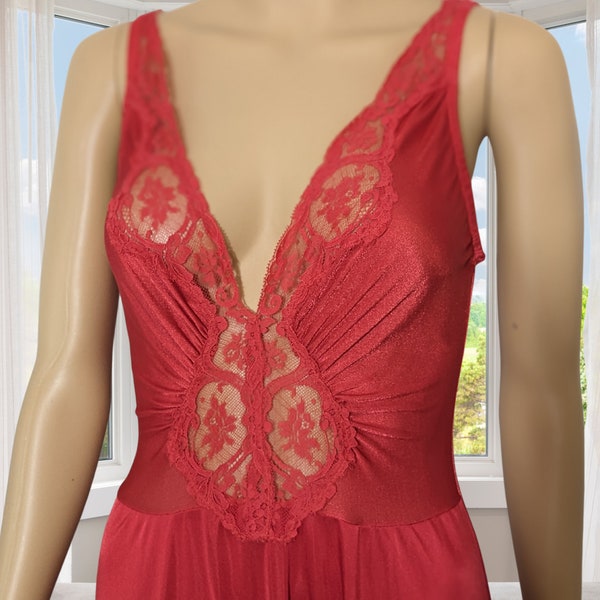 Beautiful Size L Vintage Olga's red long nightgown . Very good conditions,