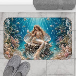 Puede incluir: Una alfombrilla de baño rectangular con una vibrante escena submarina que muestra a una sirena sentada dentro de una gran concha abierta. La sirena tiene el cabello largo y fluido y una cola brillante, rodeada de arrecifes de coral y perlas.