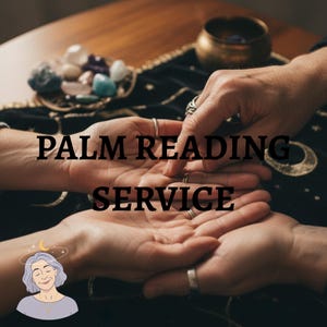 Può includere: Immagine che promuove un servizio di lettura del palmo. Il testo "PALM READING SERVICE" è visualizzato su due mani. Le mani sono adornate da anelli. Una collezione di cristalli e una piccola ciotola di ottone sono sullo sfondo.