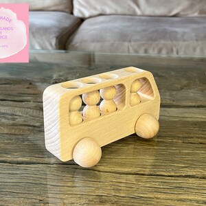 Houten speelgoedbusje, houten rollend autospeelgoed, houten Montessori kinderspeelgoed, doe-het-zelf aanpasbaar speelgoed, houten puzzelwagen met figuren afbeelding 5