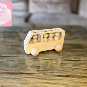 Houten speelgoedbusje, houten rollend autospeelgoed, houten Montessori kinderspeelgoed, doe-het-zelf aanpasbaar speelgoed, houten puzzelwagen met figuren afbeelding 7