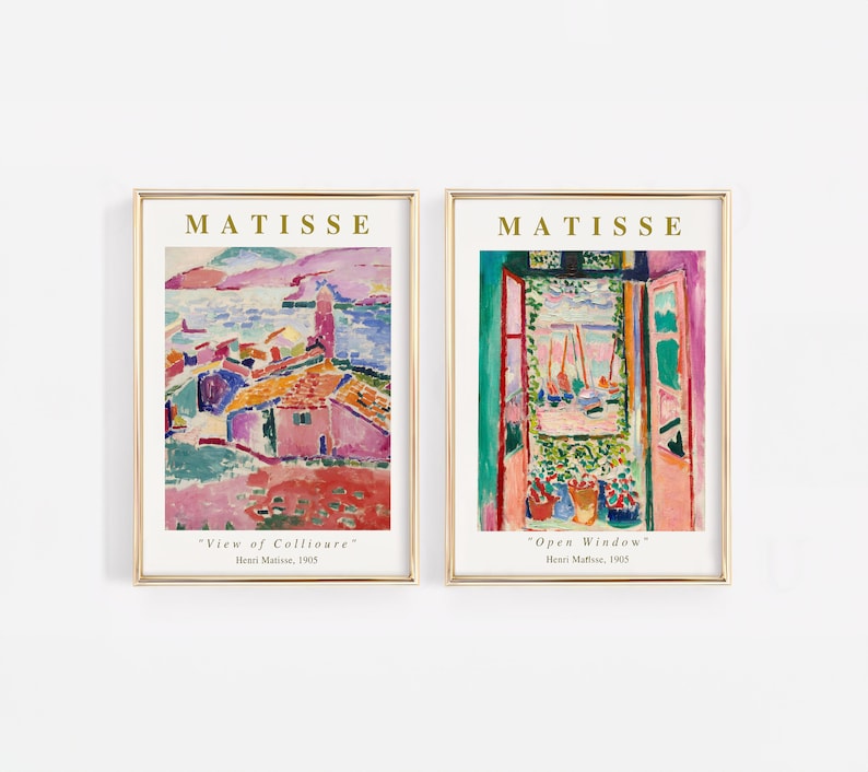 Puede incluir: Dos impresiones de arte enmarcadas de pinturas de Henri Matisse. La primera impresi&oacute;n se titula "Vista de Collioure" y representa un paisaje colorido con una ciudad y el mar. La segunda impresi&oacute;n se titula "Ventana abierta" y muestra una vista de un puerto a trav&eacute;s de una ventana abierta.