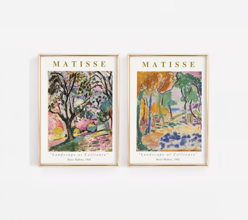 Puede incluir: Dos impresiones enmarcadas de pinturas de Henri Matisse, ambas tituladas "Paisaje en Collioure". La impresi&oacute;n de la izquierda muestra un paisaje con un gran &aacute;rbol en primer plano y una vista de un pueblo en la distancia. La impresi&oacute;n de la derecha muestra un paisaje con una vista del mar en la distancia. Ambas impresiones est&aacute;n en un marco dorado.