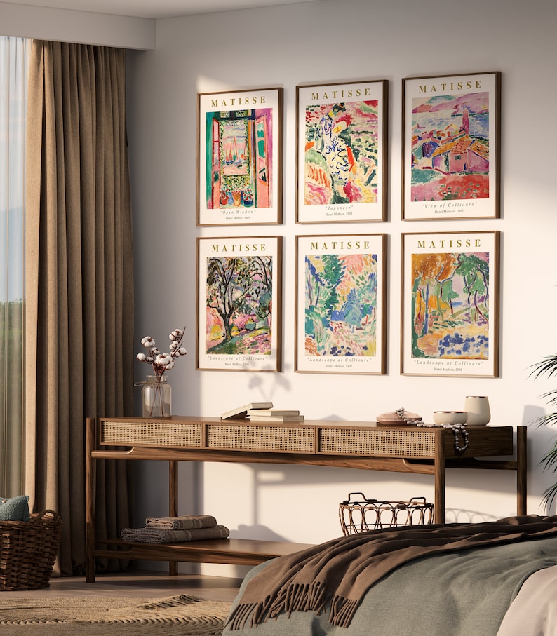 Puede incluir: Seis impresiones de arte enmarcadas de coloridas pinturas de paisajes de Henri Matisse. Las impresiones est&aacute;n dispuestas en dos filas de tres, con el nombre del artista y el t&iacute;tulo de cada obra impresos debajo de la imagen. Las impresiones se muestran en una pared sobre una mesa consola de madera.