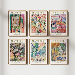 Puede incluir: Seis impresiones de arte enmarcadas que presentan coloridas pinturas de paisajes y bodegones de Henri Matisse. Las impresiones se titulan "Ventana abierta", "Japonesa", "Vista de Collioure", "Paisaje de Collioure", "Paisaje de Collioure" y "Paisaje de Collioure".