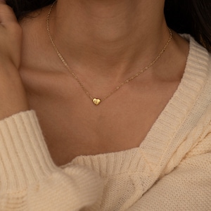 Collar de letras iniciales de corazón pequeño relleno de oro, regalo de cuello personalizado de corazón diminuto impermeable para ella, collar de gargantilla para mujeres