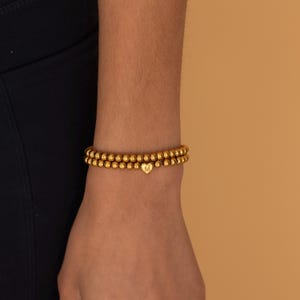 Pulsera con inicial de corazón dorado para pareja, pulsera con inicial y nombre, pulsera minimalista apilable, pulsera de cuentas, pulsera elástica