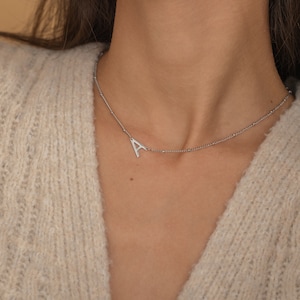Zilveren eerste ketting zijdelings, ketting aangepaste brief, minimalistisch cadeau voor moeder, monogram ketting, gepersonaliseerde sieraden bruidsmeisje