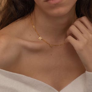 Sierlijke zijwaartse initiaalketting: gepersonaliseerde roestvrijstalen lettersieraden