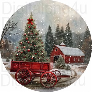Puede incluir: Un carro rojo transportando un árbol de Navidad decorado con adornos rojos y un lazo rojo. El carro está en una escena de invierno nevada con un granero rojo en el fondo.