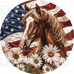 Puede incluir: Un caballo marrón y blanco con una melena y cola rubias está colocado frente a una bandera estadounidense con margaritas blancas en primer plano.