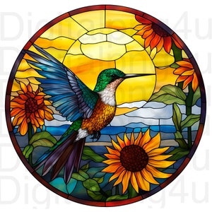 Puede incluir: Un diseño de vitral con un colibrí en vuelo con alas azules, verdes y amarillas, rodeado de girasoles con pétalos amarillos y centros marrones. El fondo es una puesta de sol con tonos naranja, amarillo y rojo.