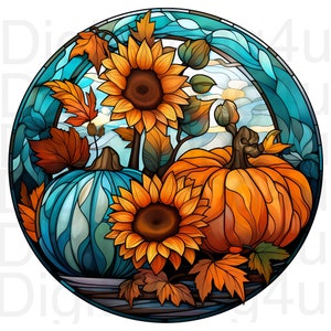 Könnte beinhalten: Ein kreisförmiges Buntglasdesign mit einer Herbstszene. Zwei Sonnenblumen, ein blauer Kürbis und ein oranger Kürbis sind von Herbstblättern umgeben. Der Hintergrund ist ein blau-weißer Himmel.