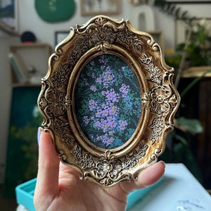 Hand-Painted Gouache Daisy Painting - Vintage Frame, Cottagecore Floral Art