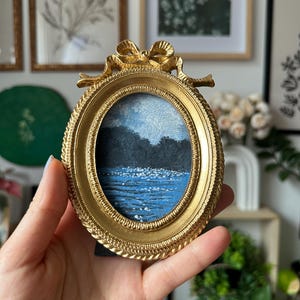 Puede incluir: Un juego de tres tazas de cerámica con un acabado mate moteado. Las tazas son de color crema, gris claro y gris oscuro. Cada taza tiene un diseño simple y minimalista y un asa redondeada.