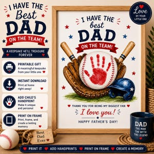 Può includere: Una stampa incorniciata a tema baseball con un guantone, due mazze, un casco e una palla da baseball con un'impronta di mano rossa. Il testo recita I HAVE THE BEST DAD ON THE TEAM! THANK YOU FOR BEING MY BIGGEST FAN, I love you! HAPPY FATHER'S DAY! Una tazza blu scuro riporta la scritta DAD THE MAN THE MYTH THE LEGEND.