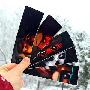 Könnte beinhalten: Fünf schwarze und rote Lesezeichen-Aufkleber mit verschiedenen grafischen Designs. Jeder Aufkleber zeigt eine Nahaufnahme eines menschlichen Auges mit einem anderen Hintergrund.