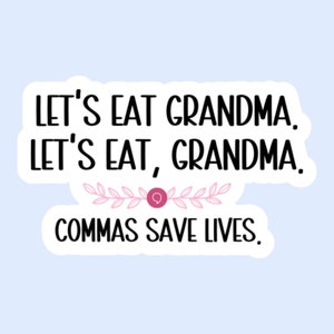 以下が含まれることがあります： 「Let's eat grandma. Let's eat, grandma. Commas save lives.」というテキストとピンクの花柄のデザインが施されたステッカーです。