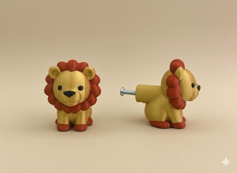 Pu&ograve; includere: Due pomelli per armadi a forma di leone. I pomelli sono dorati con criniere e zampe rosse. Un pomello &egrave; in posizione verticale, l'altro &egrave; di lato, mostrando l'attacco a vite. Questi pomelli decorativi sono adatti per mobili per bambini.