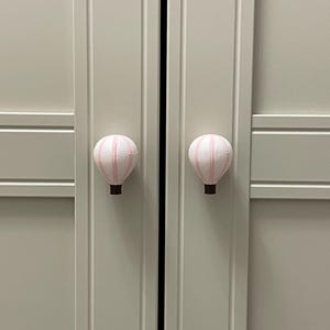 Puede incluir: Un juego de tres tazas de cerámica con un acabado mate moteado. Las tazas son de color crema, gris claro y gris oscuro. Cada taza tiene un diseño simple y minimalista, perfecto para café o té.