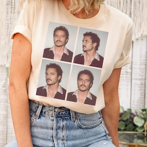 Peut inclure: Un t-shirt beige avec un imprimé de quatre photos d'identité de la même personne. Les photos d'identité sont disposées en grille 2x2.