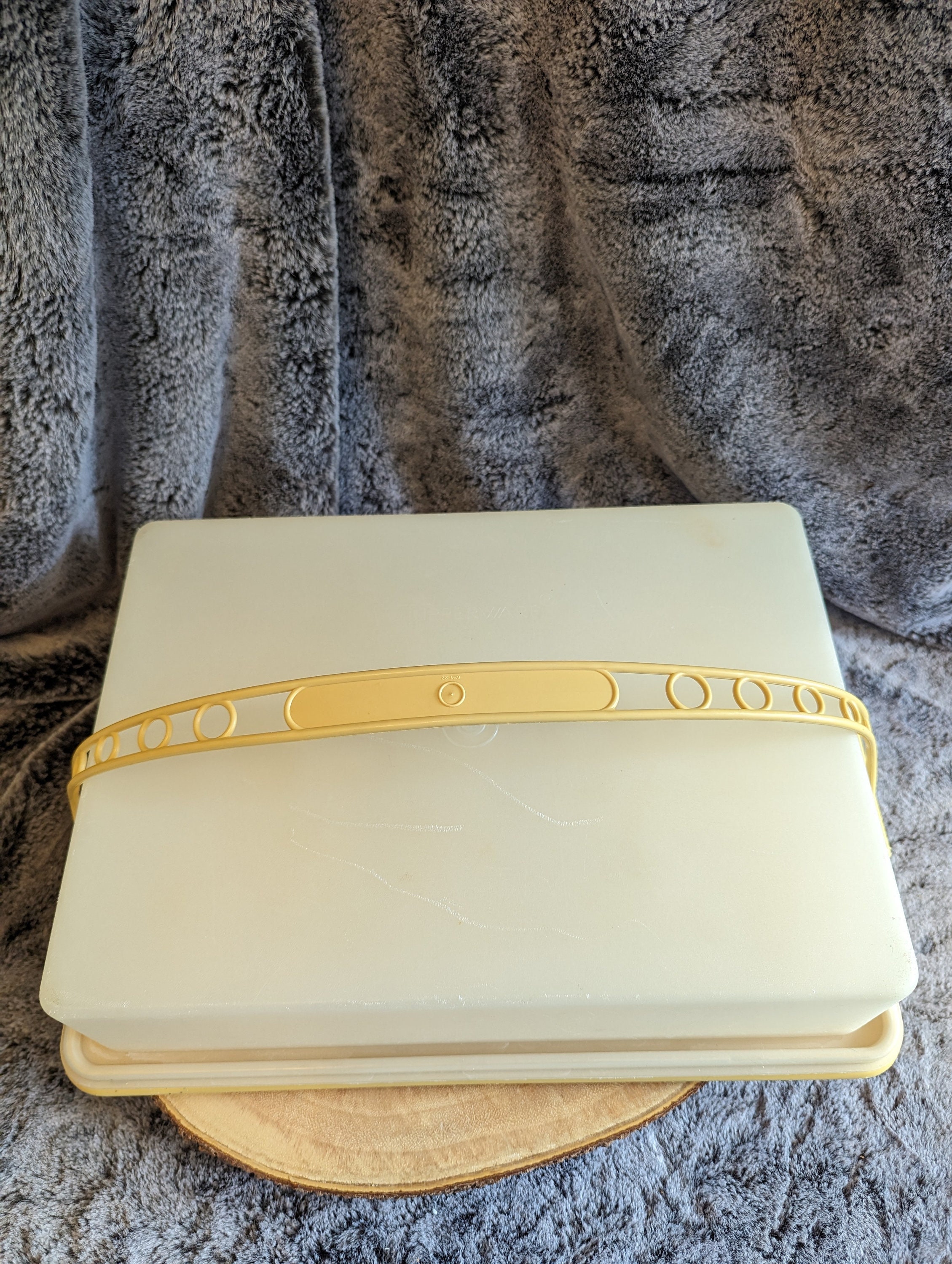 Vintage Harvest Gold Tupperware Cake Carrier Oblong Rectangular 9X13.  622-2.