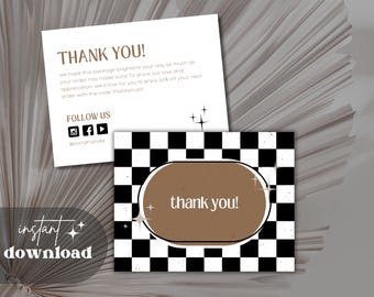 Könnte beinhalten: Dankeskarte mit einem karierten Hintergrund und einem braunen Oval mit dem Text "Danke!" in Weiß. Die Karte enthält Social-Media-Symbole und den Text "@socialhandle".