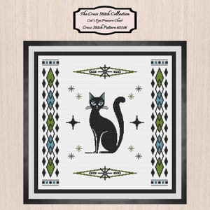 Op de afbeelding: Borduurpatroon met een zwarte kat met blauwe ogen, omringd door groene en blauwe geometrische vormen en sterren. De titel "Cat's Eye-Treasure Chest" en "Cross Stitch Pattern 603.06" worden boven de afbeelding weergegeven.