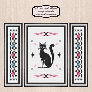 Puede incluir: Patrón de punto de cruz con un gato negro de ojos azules, rodeado de estrellas rosas y blancas. El patrón se titula "Cat's Eye Treasure Chest" y forma parte de "The Cross Stitch Collection".