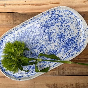 Platte, oval Keramik in weiß mit blauen Sprenkel