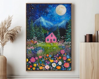 Op de afbeelding: Een ingelijst schilderij van een roze huis in een weide vol kleurrijke bloemen onder een nachthemel met een volle maan en bergen. Het kunstwerk is een landschapsschilderij, dat rust uitstraalt.
