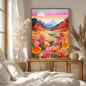 Pu&ograve; includere: Una stampa artistica incorniciata con un paesaggio vibrante con fiori colorati, montagne e un tramonto. L'opera d'arte presenta una variet&agrave; di fiori rosa, arancioni e gialli, con una calda tavolozza di colori. La stampa &egrave; esposta su un mobile in legno.