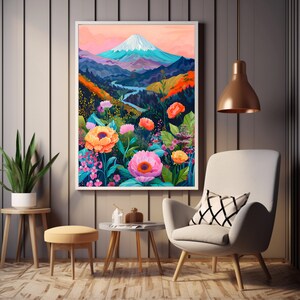 Puede incluir: Una impresi&oacute;n art&iacute;stica enmarcada representa un vibrante paisaje monta&ntilde;oso con una cima nevada, un r&iacute;o sinuoso y flores coloridas. La obra de arte presenta una paleta de rosas, naranjas, azules y verdes. La impresi&oacute;n se exhibe en un sal&oacute;n moderno con una silla y mesas auxiliares.