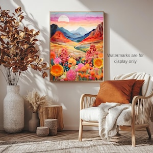Pu&ograve; includere: Una stampa artistica incorniciata raffigurante un paesaggio vibrante con fiori colorati, montagne e un tramonto. L'opera d'arte utilizza sfumature di arancione, rosa, giallo e blu, creando una scena calda. La stampa &egrave; esposta in un soggiorno.