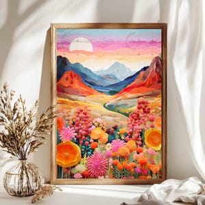 Pu&ograve; includere: Una stampa artistica incorniciata raffigurante un colorato paesaggio montano con un tramonto e un campo di fiori. L'opera d'arte utilizza una calda tavolozza di colori con tonalit&agrave; rosa, arancioni e gialle. La cornice &egrave; in legno.