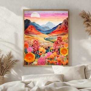 Pu&ograve; includere: Una stampa artistica incorniciata raffigurante un paesaggio vibrante con un tramonto colorato, montagne e un campo di fiori. L'opera d'arte presenta una calda tavolozza di colori di rosa, arancione e blu, creando una scena allegra e invitante.