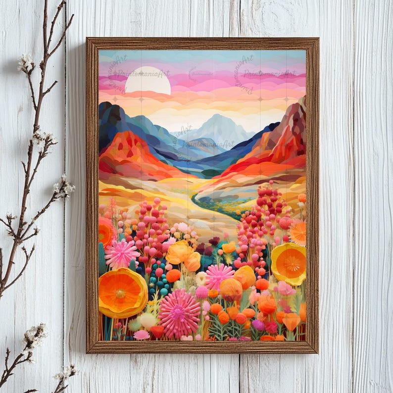 Pu&ograve; includere: Una stampa artistica incorniciata raffigurante un colorato paesaggio montano. L'opera presenta un tramonto con tonalit&agrave; rosa, arancioni e blu. Il primo piano &egrave; pieno di fiori nei toni del rosa, arancione e giallo. La cornice &egrave; in legno.