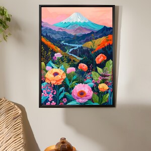 Puede incluir: Una impresi&oacute;n art&iacute;stica enmarcada que representa un paisaje monta&ntilde;oso con una cima nevada, un r&iacute;o y una profusi&oacute;n de flores. La obra de arte utiliza una paleta de colores brillantes, con rosas, naranjas, azules y verdes, creando una escena animada y atractiva.